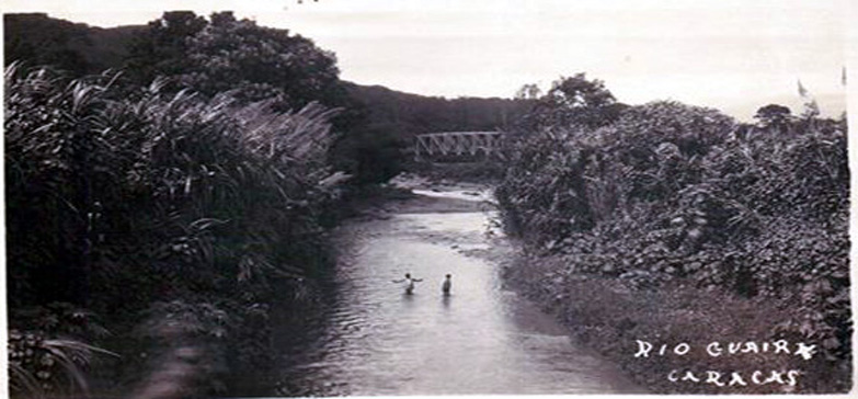 Una imagen de 1900 del Río Guaire Al fondo se observa uno de los puentes metálicos que entralazaban Caracas