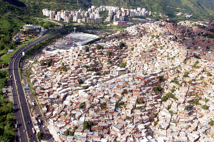 Vista aérea del barrio San José, de Petare. Al fondo se observa parte de las urbanizaciones La Urbina y Ávila. Así como el moderno distribuido Metropolitano