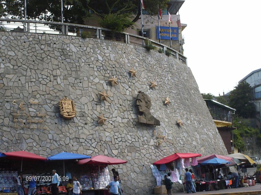 El famoso muro de piedra que separa el casco colonial de la transitada Redoma de Petare