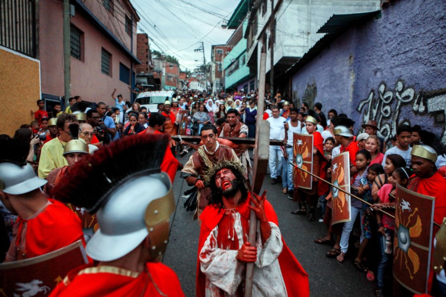 El pueblo petareño personifica en Semana Santa el via crucis de Jesús en el casco colonial