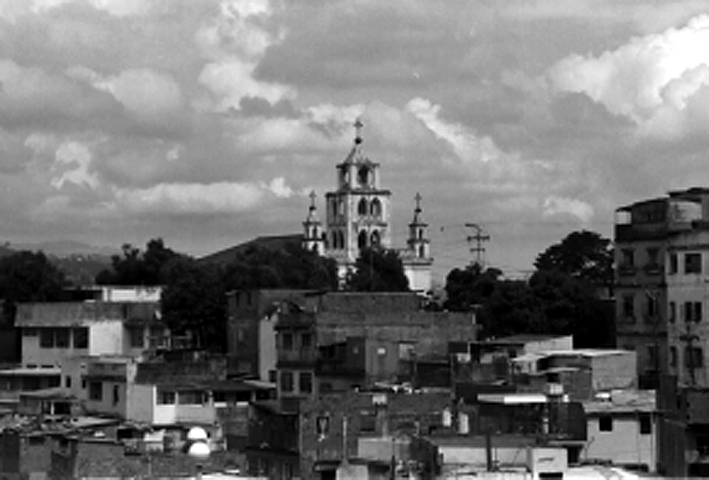 Vista de la torre de la Iglesia del Carmen de Petare 1984