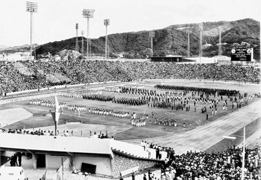 Tres gigantescas obras olímpicas se terminaron de construir para el mes de noviembre: el estadio deportivo, el estadio de base-ball, acogerán fácilmente a cuarenta mil personas. Las canchas oficiales del tennis, en la Ciudad Universitaria. Así la Ciudad Universitaria tuvo un bautismo juvenil de sanos entusiasmos. En la fotografía apreciamos el acto de inauguración de aquellos juegos Bolivarianos de 1951